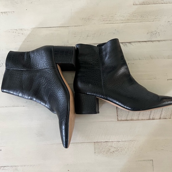 EXPRESS ALLIGATOR POINTED TOE BOOTIES - Picture 2 of 4